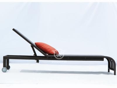 UV Resistant Pool Side Rattan Chaise Lounge With Wheels